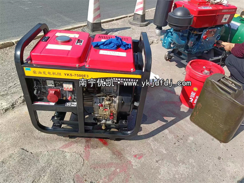 2022年12月6日，兩臺(tái)小型柴油發(fā)電機(jī)組發(fā)貨南寧工地