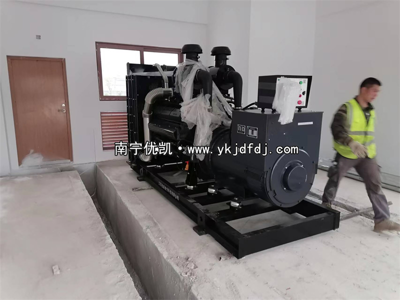 2023年2月20日，6臺(tái)上柴600kw柴油發(fā)電機(jī)組卸貨安裝中