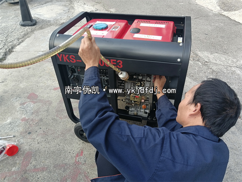 2023年11月24日，客戶到店自提8kw等功率柴油發(fā)電機組