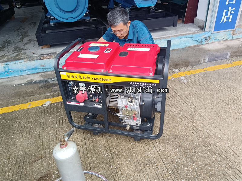 2024年5月19日，客戶到店自提一臺5KW等功率柴油發(fā)電機組