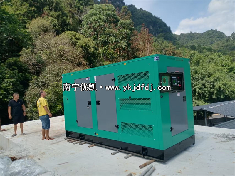 2025年9月5日，崇左項(xiàng)目200kw低噪音柴油發(fā)電機(jī)組卸貨試機(jī)