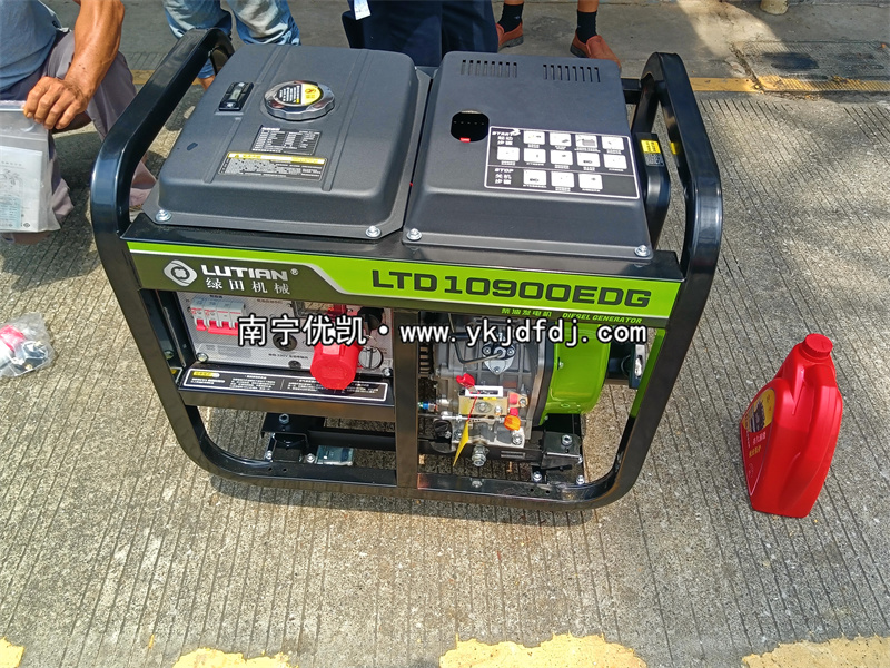 2025年9月8日，客戶到店采購(gòu)8kw柴油發(fā)電機(jī)組并試機(jī)